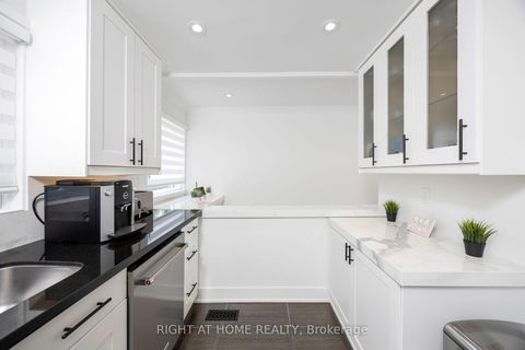 Photo 23 at 11 - 20 Budgell Terrace, Swansea, Toronto