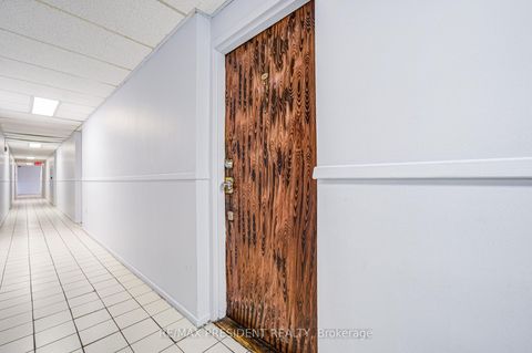 Photo 4 at 250 - 10 Eddystone Avenue, Jane Heights, Toronto