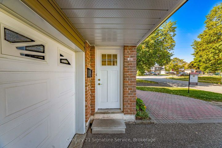 Photo 2 at 3 Majestic Crescent, Central Park, Brampton