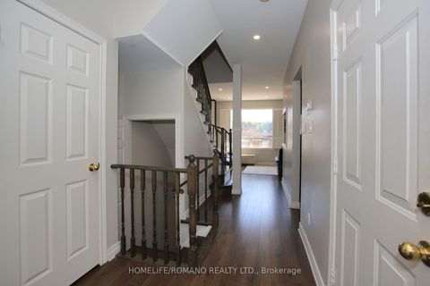 Photo 4 at 37 Ridgeway Court, Maple, Vaughan