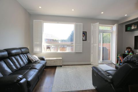 Photo 5 at 37 Ridgeway Court, Maple, Vaughan