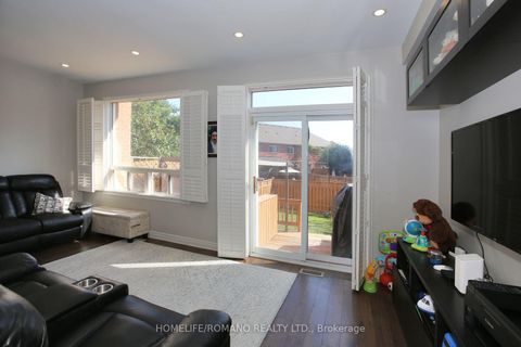 Photo 7 at 37 Ridgeway Court, Maple, Vaughan