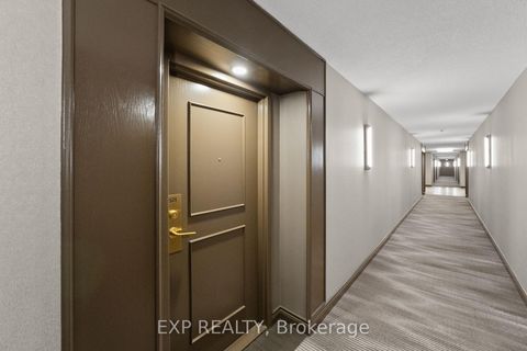 Photo 3 at 521 - 32 Clarissa Drive, Harding, Richmond Hill