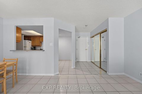 Photo 4 at 521 - 32 Clarissa Drive, Harding, Richmond Hill