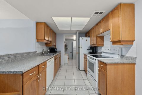 Photo 5 at 521 - 32 Clarissa Drive, Harding, Richmond Hill