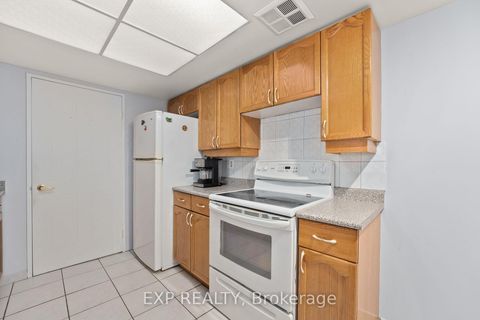Photo 7 at 521 - 32 Clarissa Drive, Harding, Richmond Hill
