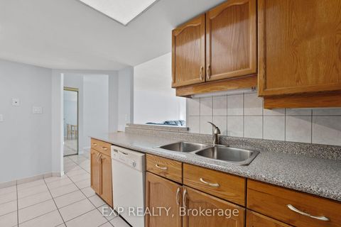 Photo 8 at 521 - 32 Clarissa Drive, Harding, Richmond Hill