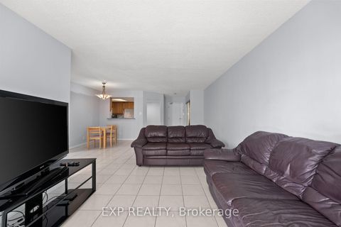 Photo 10 at 521 - 32 Clarissa Drive, Harding, Richmond Hill