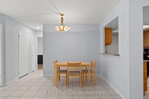 Photo 11 at 521 - 32 Clarissa Drive, Harding, Richmond Hill