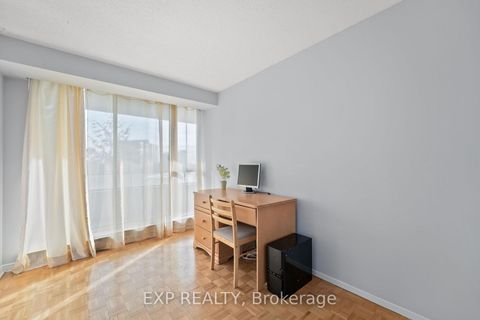 Photo 14 at 521 - 32 Clarissa Drive, Harding, Richmond Hill