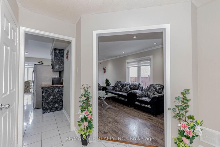 Photo 7 at 97 Bighorn Crescent, Wellington, Brampton