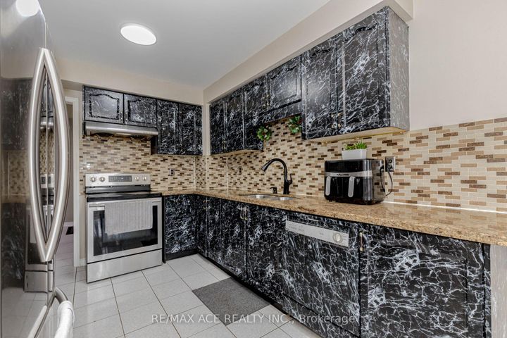 Photo 11 at 97 Bighorn Crescent, Wellington, Brampton