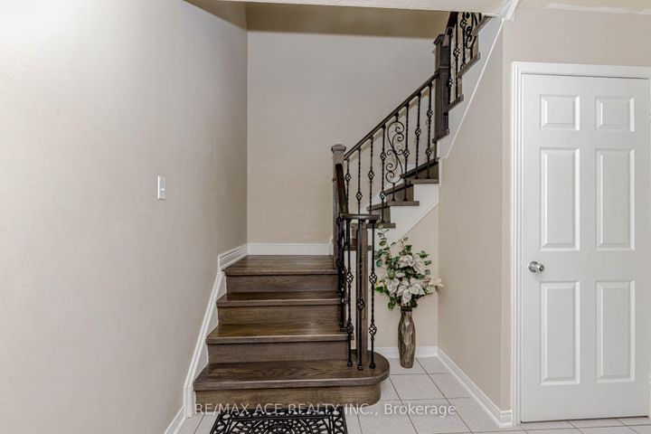 Photo 24 at 97 Bighorn Crescent, Wellington, Brampton