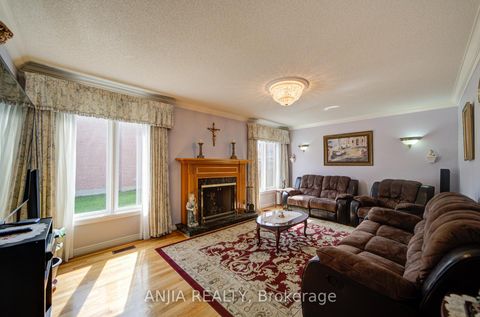 Photo 13 at 20 Lady Lynn Crescent, Doncrest, Richmond Hill