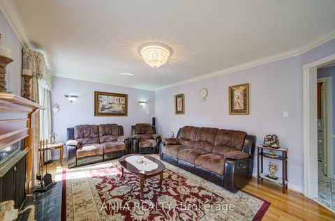 Photo 14 at 20 Lady Lynn Crescent, Doncrest, Richmond Hill