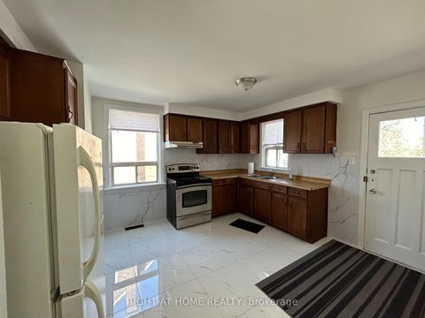 Photo 6 at 50 Moore Park Avenue, Newtonbrook West, Toronto