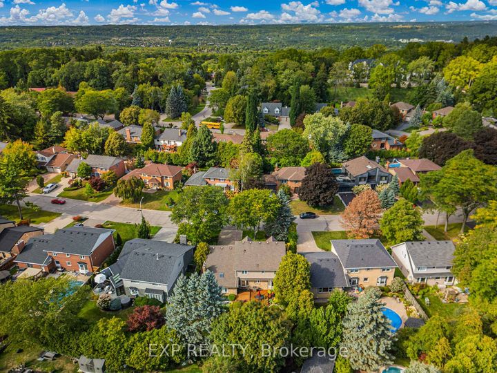 Photo 2 at 158 Broad Leaf Crescent, Ancaster, Hamilton