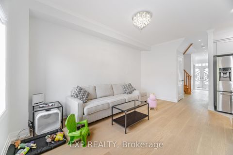 Photo 7 at 32 Arco Circle, Maple, Vaughan Photo 7 at 32 Arco Circle, Maple, Vaughan