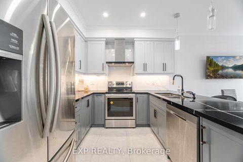 Photo 13 at 32 Arco Circle, Maple, Vaughan