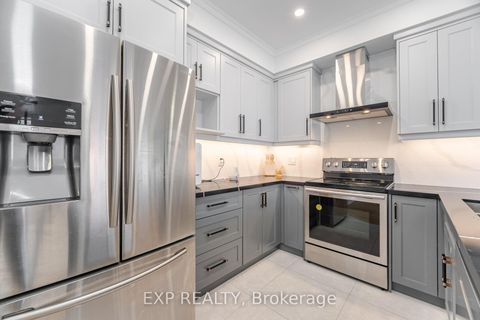 Photo 14 at 32 Arco Circle, Maple, Vaughan