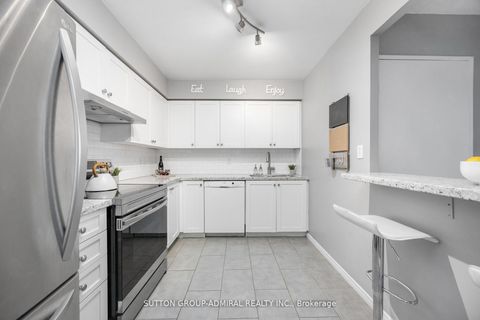 Photo 3 at 412 - 81 Townsgate Drive, Yorkhill, Vaughan