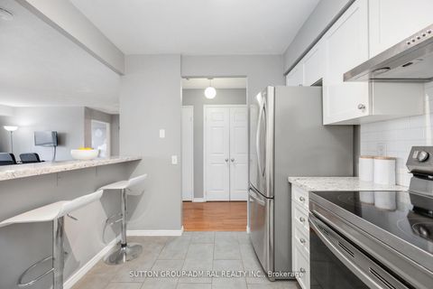 Photo 6 at 412 - 81 Townsgate Drive, Yorkhill, Vaughan