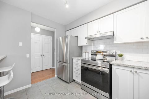 Photo 7 at 412 - 81 Townsgate Drive, Yorkhill, Vaughan
