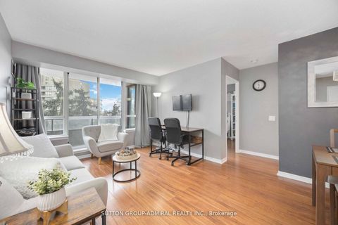Photo 10 at 412 - 81 Townsgate Drive, Yorkhill, Vaughan