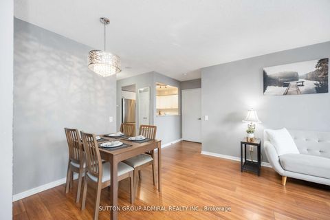 Photo 12 at 412 - 81 Townsgate Drive, Yorkhill, Vaughan