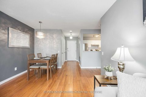 Photo 13 at 412 - 81 Townsgate Drive, Yorkhill, Vaughan