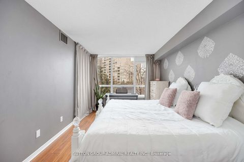 Photo 15 at 412 - 81 Townsgate Drive, Yorkhill, Vaughan