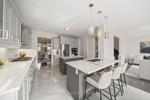 Photo 12 at 30 Bannockburn Drive, Vellore Village, Vaughan