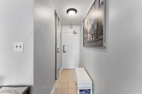 Photo 7 at 817 - 40 Homewood Avenue, South St. James Town, Toronto