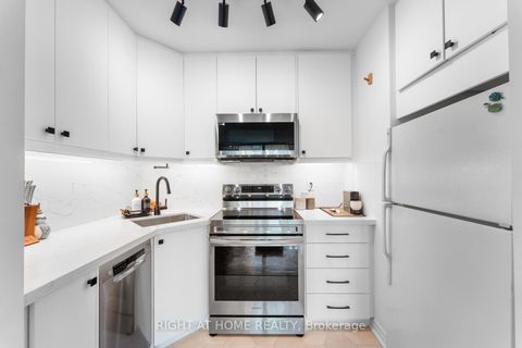 Photo 10 at 817 - 40 Homewood Avenue, South St. James Town, Toronto