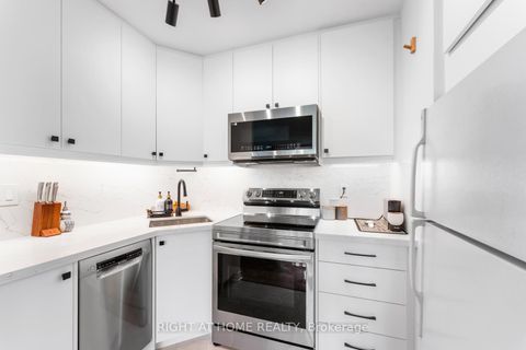 Photo 11 at 817 - 40 Homewood Avenue, South St. James Town, Toronto