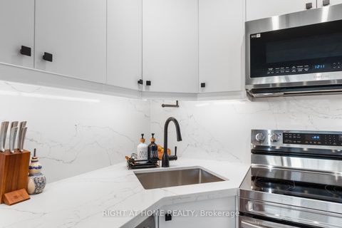 Photo 12 at 817 - 40 Homewood Avenue, South St. James Town, Toronto