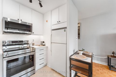 Photo 14 at 817 - 40 Homewood Avenue, South St. James Town, Toronto