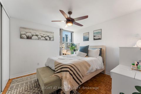 Photo 16 at 817 - 40 Homewood Avenue, South St. James Town, Toronto