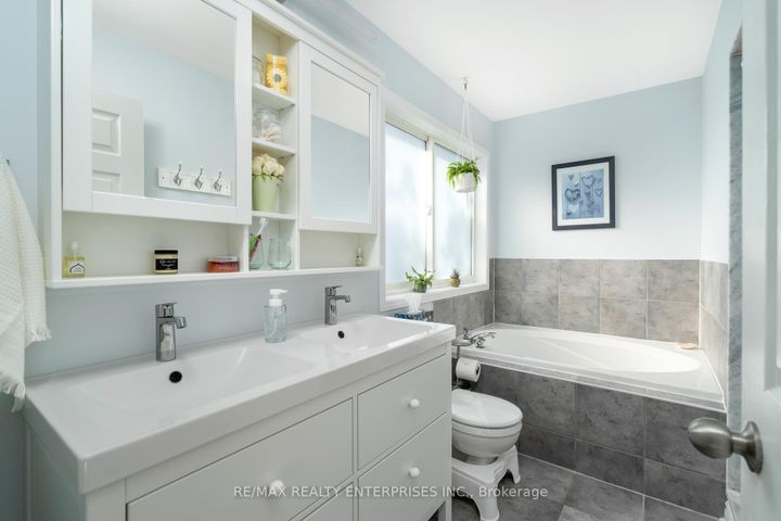 Photo 19 at 3941 Angus Walk, Churchill Meadows, Mississauga