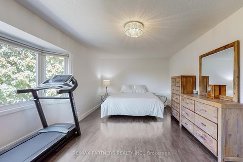 Photo 17 at 26 Sandfield Drive, Aurora Highlands, Aurora