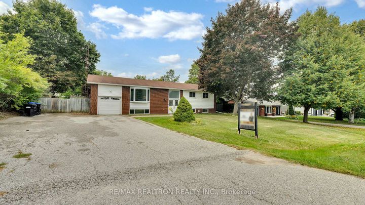 Photo 2 at 20 Lallien Drive, Bond Head, Bradford West Gwillimbury