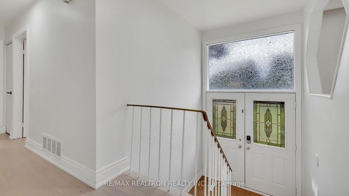 Photo 9 at 20 Lallien Drive, Bond Head, Bradford West Gwillimbury