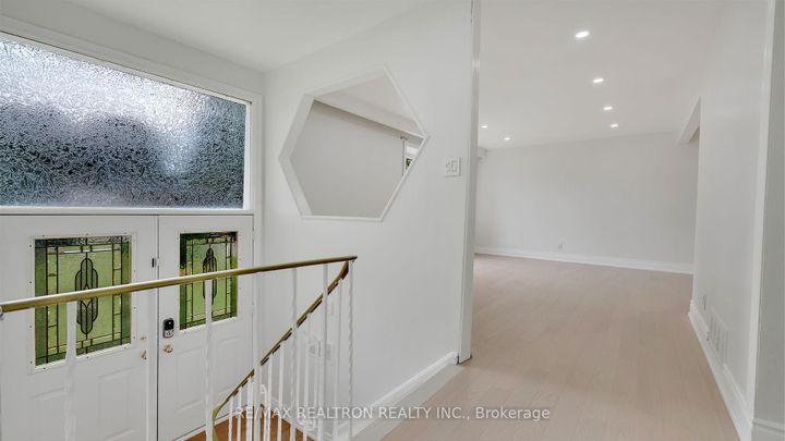 Photo 10 at 20 Lallien Drive, Bond Head, Bradford West Gwillimbury