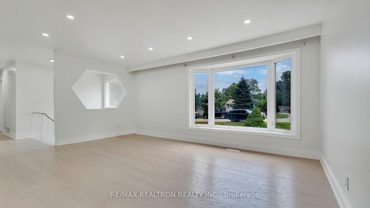 Photo 11 at 20 Lallien Drive, Bond Head, Bradford West Gwillimbury