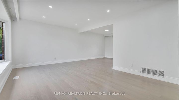Photo 12 at 20 Lallien Drive, Bond Head, Bradford West Gwillimbury