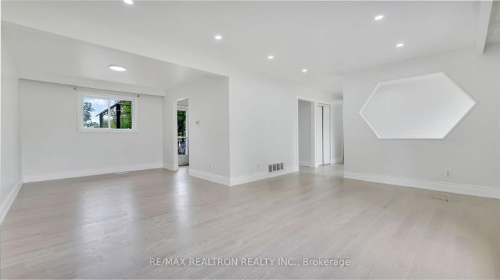 Photo 13 at 20 Lallien Drive, Bond Head, Bradford West Gwillimbury