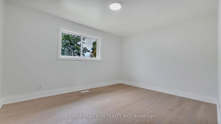 Photo 22 at 20 Lallien Drive, Bond Head, Bradford West Gwillimbury