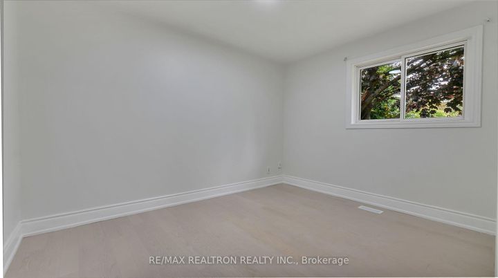 Photo 25 at 20 Lallien Drive, Bond Head, Bradford West Gwillimbury