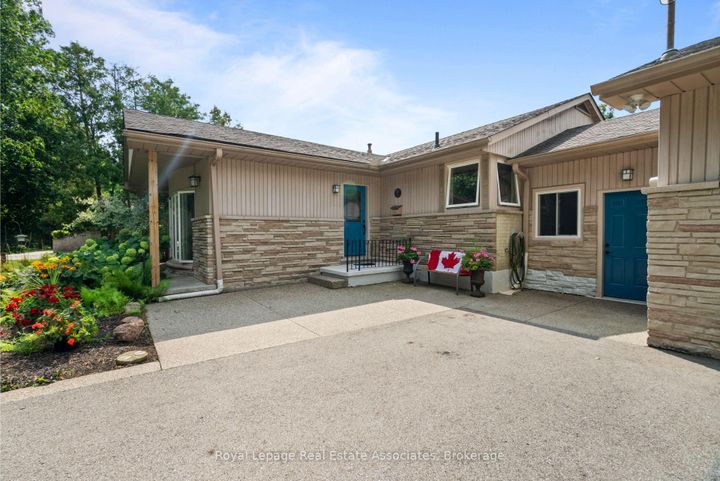 Photo 1 at 14 Hopkins Court, Dundas, Hamilton