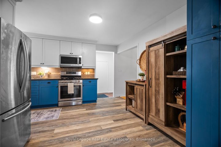 Photo 12 at 14 Hopkins Court, Dundas, Hamilton
